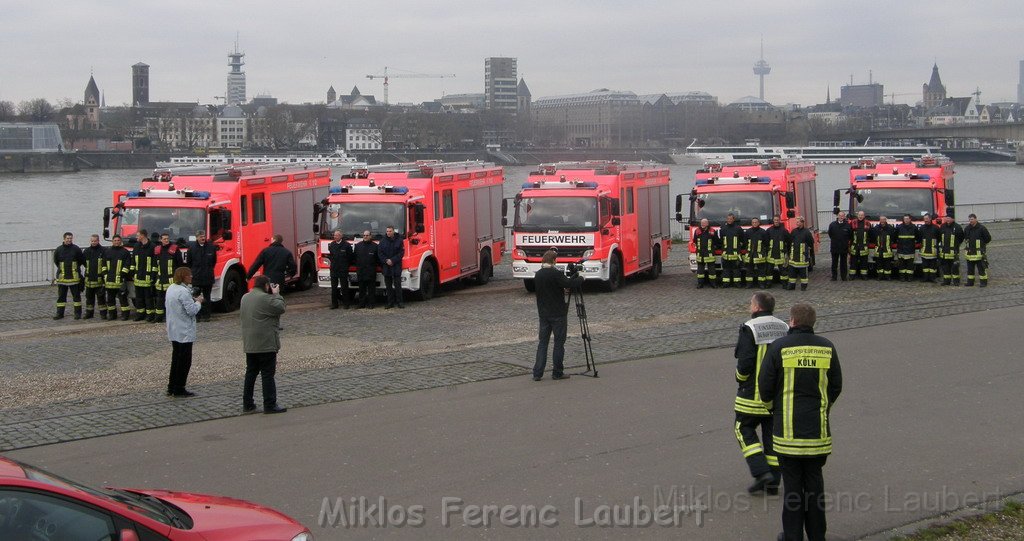 Neue LF`s fuer Koeln Uebergabe in Koeln Deutz an den Wachen  P036.JPG
